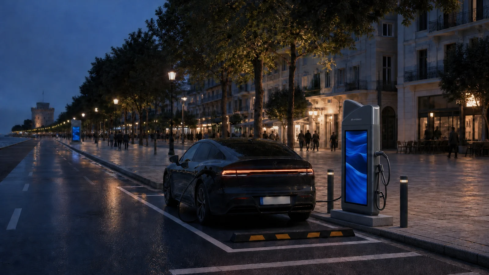 Φορτιστής Hyperinso Monolith XL με ψηφιακή προβολή σε ειδικά διαμορφωμένη θέση στη νέα παραλία Θεσσαλονίκης